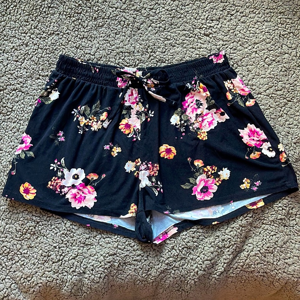 Stella Tweed floral high waisted shorts 💕🌸